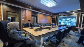 Bupati Lumajang Indah Amperawati, saat meninjau dashboard CCTV di Ruang Mahameru, Kamis (21/5/2026). (Sumber Foto: Kominfo Lumajang)