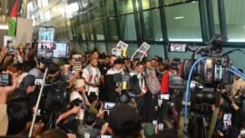 Menteri Luar Negeri (Menlu) RI Sugiono saat menyambut kedatangan para WNI di Bandara Soekarno-Hatta pada Minggu (25/5/2026). (Foto: Kemlu RI)