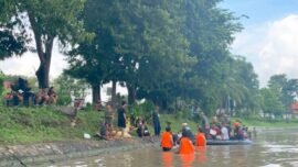 Tim Yustisi Pemkot Surabaya saat melakukan patroli pengawasan di Kali Surabaya pada Rabu (27/5/2026). (Foto: Pemkot Surabaya)