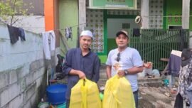 Ketua Panitia Kegiatan, M Nafan Hadi (kanan topi) menyalurkan daging kurban ke Pondok Pesantren Tahfidz Al-Quran Al-Basyariyah di Jl Lontar No.72, Kelurahan Lontar, Kecamatan Sambikerep, Surabaya, Kamis (28/5/2026). (Foto: dok. Forwan)