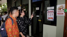 Tim penilai dari Kemenkes dan Kemendagri saat melakukan peninjauan Kawasan Tanpa Rokok (KTR) di SMP Negeri 1 Surabaya, Rabu (20/5/2026). (Foto: Kominfo Surabaya)