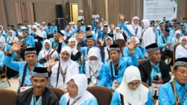 Calon jemaah haji Indonesia kloter Surabaya saat memasuki tahapan pemberangkatan di Hall Muzdalifah, Asrama Haji Embarkasi Surabaya.