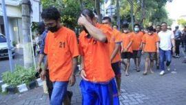 Ratusan tersangka kasus kejahatan jalanan saat dihadirkan dalam konferensi pers di Mapolrestabes Surabaya, Rabu (3/6/2026) (Foto: Ariandi K/BI)