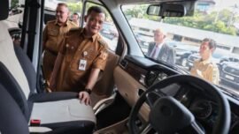 Gubernur Jawa Tengah Ahmad Luthfi saat meninjau kendaraan listrik usai acara penandatanganan kerja sama di Kantor Gubernur Jateng, Senin (15/6/2026). (Foto: Hum Jateng)