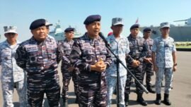 Panglima Komando Armada II (Pangkoarmada II) Laksda TNI I G. P. Alit Jaya, dalam konferensi pers di Koarmada II, Surabaya, Rabu (17/6/2026). (Foto: T1/Bicara Indonesia)