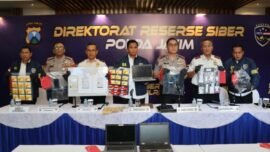 Konferensi pers ungkap kasus Love Scamming yang dihelat di Mapolda Jawa Timur, Senin (22/6/2026). (Foto: dok. Imigrasi Surabaya)