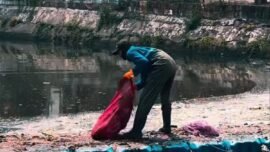 dok. Proses pembersihan Sungai Kali Tebu Surabaya dilakukan dengan memasang trash boom sebagai upaya menahan dan mengurangi sampah yang terbawa aliran sungai (Foto Sc: IG/DLH Surabaya)