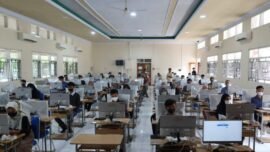 Ilustrasi: Ujian Tulis Berbasis Komputer - Seleksi Nasional Berdasarkan Tes (UTBK-SNBT) 2023 di Universitas Jember (Foto: dok. Diktisaintek)