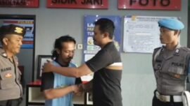 Oknum anggota Polres Tuban berinisial TS (kanan tengah) saat mediasi dan menyampaikan permohonan maaf kepada K (Foto: Sc IG/official.polrestuban)