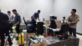 Dari hasil penggeledahan dan pemeriksaan, petugas menemukan sejumlah barang bukti elektronik (Foto: dok. Imigrasi Semarang)