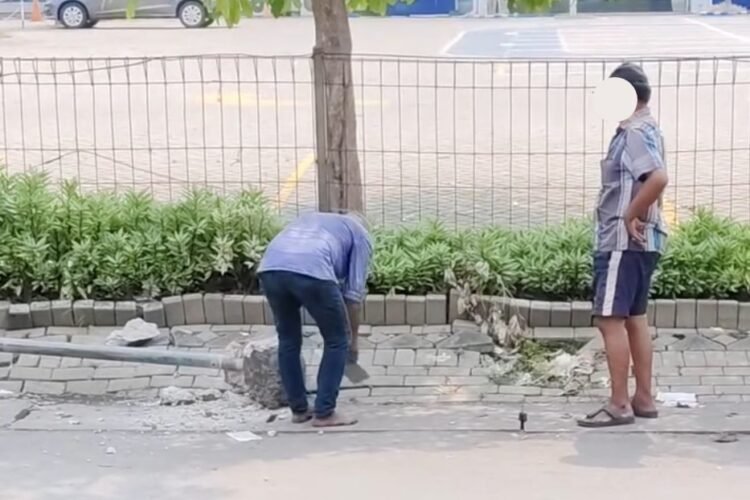 Tangkapan layar video viral aksi dugaan pencurian tiang rambu lalu lintas di depan Satpas Colombo (Foto: Sc: IG/@titoadiningrat)