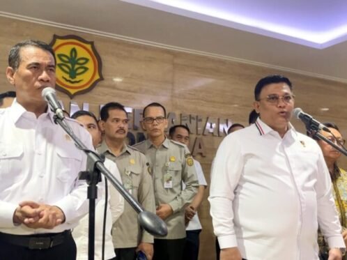 Dari kanan: Kepala Satgas Pangan Polri, Brigjen Pol Ade Simanjuntak, bersama Mentan Andi Amran Sulaiman, saat menyampaikan keterangan pers di Kantor Pusat Kementerian Pertanian, Jakarta, Senin (8/6/2026). (Sumber Foto: Polri)