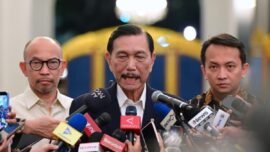 Ketua Dewan Ekonomi Nasional (DEN) Luhut Binsar Pandjaitan (tengah) saat memberikan keterangan pers di Istana Kepresidenan Jakarta, Selasa (9/6/2026). (Foto: Biro Pers Setpres)