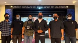 Angelo Pandeli (tengah) diamankan saat hendak terbang menggunakan jet pribadi di Terminal Selatan VIP Bandara Gusti Ngurah Rai, Bali (Foto Sc: X/@Alitt4mb3ng)