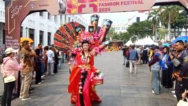 dok. Peserta Surabaya Fashion Festival (SFF) 2025 di Kota Lama Surabaya, Minggu (23/11/2025) (Foto: Dna/Bicara Indonesia)