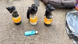 Barang bukti tiga botol berisi cairan dilengkapi sumbu yang berhasil diamankan aparat kepolisian (Foto: dok. Hum/PMJ)