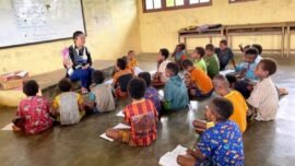 Ilustrasi: Guru mengajar di salah satu sekolah daerah 3T di Kabupaten Mappi, Papua Selatan (Sumber Foto: dok. Kemendikdasmen)