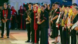 Ketua Purabaya Surabaya, Budi Sutrisno, saat menerima piagam dan trophy Penyaji Terbaik ke-3 FNRP XXXI/2026 pada Senin (15/6/2026) malam. (Sumber Foto: Kominfo Surabaya)