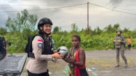 Polwan Operasi Damai Cartenz-2026 saat berbaur bersama anak-anak Kabupaten Nduga, Papua Pegunungan. (Foto: Hum/Satgas ODC 2026)