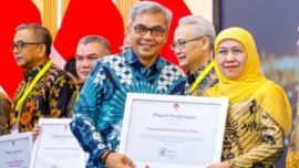 Gubernur Jawa Timur Khofifah Indar Parawansa, saat menerima penghargaan dari Ketua KPK RI Setyo Budiyanto, di Kantor Pusat Lembaga Administrasi Negara (LAN) RI, Jakarta Pusat, Rabu (17/6/2026). (Foto: Ro-Adm Jatim)