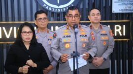 Kadivhumas Polri Irjen Pol. Johnny Eddizon Isir (tengah) saat menyampaikan keterangan pers di Jakarta (Foto: dok. Divhum Polri)