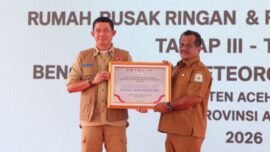 Kepala BNPB Letjen TNI Suharyanto menyerahkan secara simbolis bantuan kepada Wakil Bupati Aceh Tamiang Ismail, di Gedung Olahraga Aceh Tamiang, Kecamatan Karang Baru, Kabupaten Aceh Tamiang, Senin (22/6/2026). (Foto: dok. BNPB)