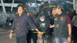 Tersangka saat diamankan oleh Tim Resmob Direktorat Reserse Kriminal Umum (Direskrimum) Polda Jawa Barat, Selasa (23/6/2026). (Sumber Foto: Polda Jabar)