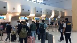 Deportasi dan penangkalan terhadap delapan WNA dilakukan melalui Bandara Internasional Juanda menuju negara asal pada Senin (22/6/2026). (Foto: dok. Imigrasi Surabaya)