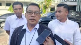 Plt Kepala Disbudporapar Surabaya Heri Purwadi (tengah), didampingi Kabid Olahraga Indiratno Heryawan (kiri), saat memberikan keterangan pers bersama Ketua KONI Surabaya, Arderio Hukom (Foto: Dimas AP/Ist)