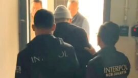 Proses ekstradisi dilaksanakan di Bandara Internasional Mohammed V, Casablanca, Maroko, Sabtu (20/6/2026). (Foto Sc: IG/divhubinter polri)