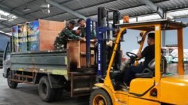 Pengiriman logistik menggunakan pesawat Hercules milik TNI AU melalui Bandara Halim Perdanakusuma, Jakarta, Selasa (23/6/2026). (Sumber Foto: Dispenad)