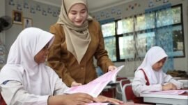 Ilustrasi guru mengajar siswa jenjang Sekolah Dasar (SD). (Foto: dok/Kemendikdasmen)