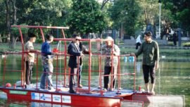 Rektor ITS Prof Bambang Pramujati, (berjas) bersama tim peneliti Kapal Pembersih Sampah Tanpa Awak melakukan uji coba kapal di danau Infinits ITS (Foto: Hum ITS)