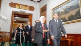 Gubernur Jawa Timur Khofifah Indar Parawansa, saat menerima delegasi Saint Petersburg di Gedung Negara Grahadi, Surabaya, Jumat (12/6/2026). (Foto: Ro-Adm Jatim)