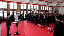 Prosesi pelantikan dan pengambilan sumpah jabatan terhadap 57 pejabat digelar di Lobi Lantai 2 Balai Kota Surabaya, Jumat (26/6/2026). (Sumber Foto: Kominfo Surabaya)