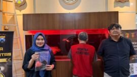 Tersangka bersama barang bukti saat diamankan Satresnarkoba Polrestabes Surabaya. (Foto: dok/Polrestabes Surabaya)