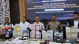 Konferensi pers terkait dugaan pelanggaran keimigrasian Warga Negara Asing (WNA) di Kabupaten Sidoarjo, Jawa Timur, Senin (13/7/2026). (Foto: dok/Imigrasi Surabaya)