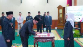 Upacara pelantikan Pejabat Pimpinan Tinggi Pratama di lingkungan Pemerintah Provinsi Jawa Timur di Gedung Negara Grahadi, Surabaya, Selasa (14/7/2026). (Foto: Istimewa/T1)