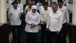 Menteri Perhubungan Dudy Purwagandhi bersama Gubernur Jawa Timur Khofifah Indar Parawansa di Gedung Negara Grahadi, Surabaya, Rabu (16/7/2026). (Foto: T1/Bicara Indonesia)