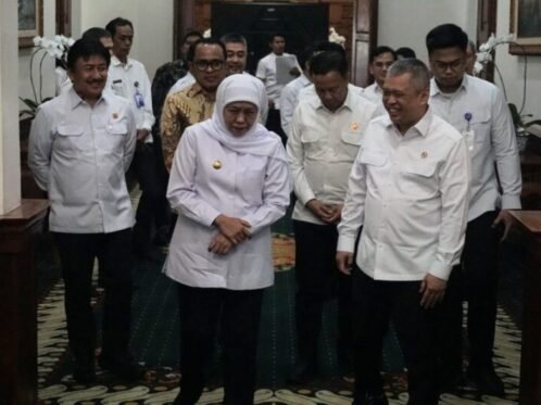 Menteri Perhubungan Dudy Purwagandhi bersama Gubernur Jawa Timur Khofifah Indar Parawansa di Gedung Negara Grahadi, Surabaya, Rabu (16/7/2026). (Foto: T1/Bicara Indonesia)