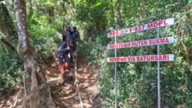 MPA Abdi Bumi memeriksa saluran air yang menjadi sumber pasokan air bersih warga di sekitar Lereng Gunung Sumbing, Desa Batursari, Kecamatan Kledung, Kabupaten Temanggung, Jawa Tengah. (Sumber Foto: dok/Hum Jateng)