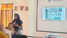Kepala Bidang P2P Dinas Kesehatan Kota Surabaya, dr. Atiek Tri Arini, M.Kes, dalam Lokakarya Edukasi Pencegahan Penyakit Zoonosis di Puskesmas Medokan Ayu, Selasa (21/7/2026). (Foto: Dimas Ap/Bicara Indonesia)