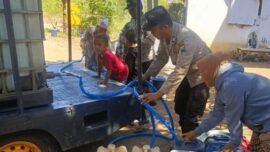 Anggota Polres Pasuruan Polda Jawa Timur mendistribusikan air bersih kepada masyarakat. (Foto: dok/Hum-Res)