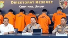 Konferensi pers ungkap kasus dugaan penyebaran berita bohong (hoaks) melalui media sosial yang digelar di Mapolda Metro Jaya, Senin (27/7/2026). (Foto: dok/Polri)