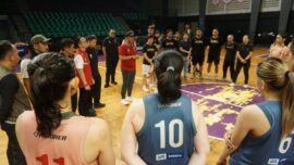 Chef de Mission (CdM) Tim Indonesia untuk Asian Games 2026, Todotua Pasaribu, saat meninjau langsung pemusatan latihan Tim Bola Basket Putri Indonesia di GOR Kertajaya, Surabaya, Kamis (30/7/2026) malam. (Foto: T1/Bicara Indonesia)