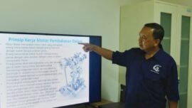 Guru Besar Teknik Mesin ITS Prof Dr Ir Bambang Sudarmanta ST MT IPM AEng menanggapi perihal rencana implementasi biodiesel B50 di Indonesia (Foto: Hum/ITS)