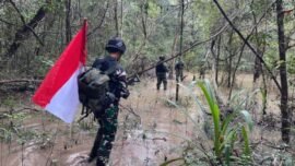 dok. Satgas Yonif 511/DY melaksanakan patroli patok di sepanjang perbatasan selatan Indonesia dengan Papua Nugini, Sabtu (27/5/2023). (Sumber Foto: Dispenad)