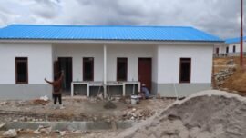 dok. Pekerja melakukan pembangunan hunian tetap (huntap) bagi warga terdampak bencana hidrometeorologi di Desa Dolok Nauli, Kecamatan Adian Koting, Kabupaten Tapanuli Utara, Sumatra Utara, Senin (20/4/2026). (Sumber Foto: BNPB)