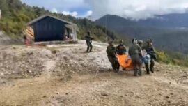 Tangkapan layar proses evakuasi Jenazah Pilot PT AMA Air oleh Koops TNI Habema di Yahukimo. (Foto Sc: IG/official_koops_tni_habema)