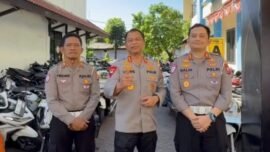 Kapolrestabes Surabaya, Kombes Pol Luthfi Sulistiawan (tengah), saat meninjau lokasi Bazar Pengembalian BB Motor di Jalan Dukuh Kupang Barat XVI, Kota Surabaya. (Foto Sc: IG/luthfie.daily)